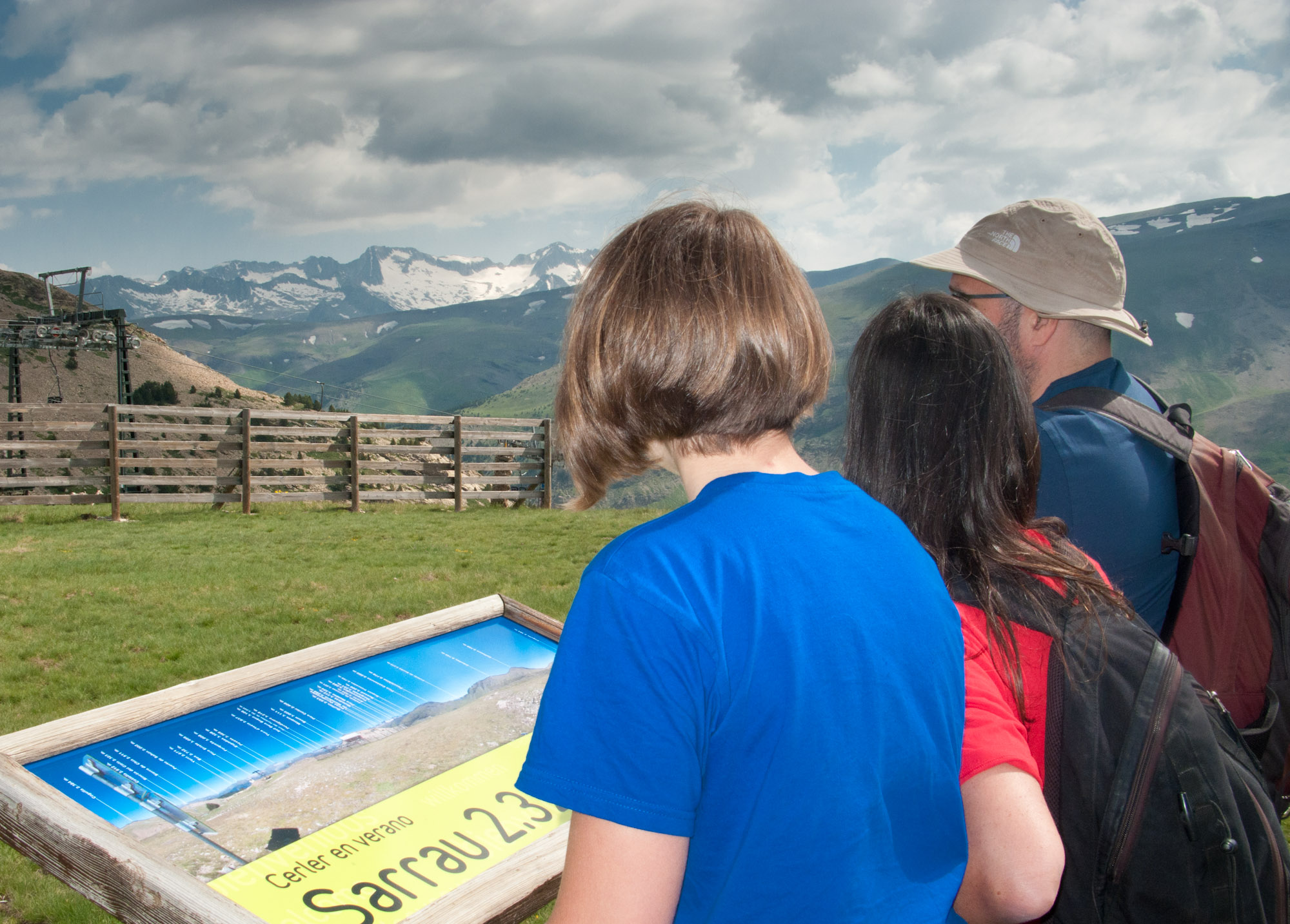 familia contemplando el pico Aneto