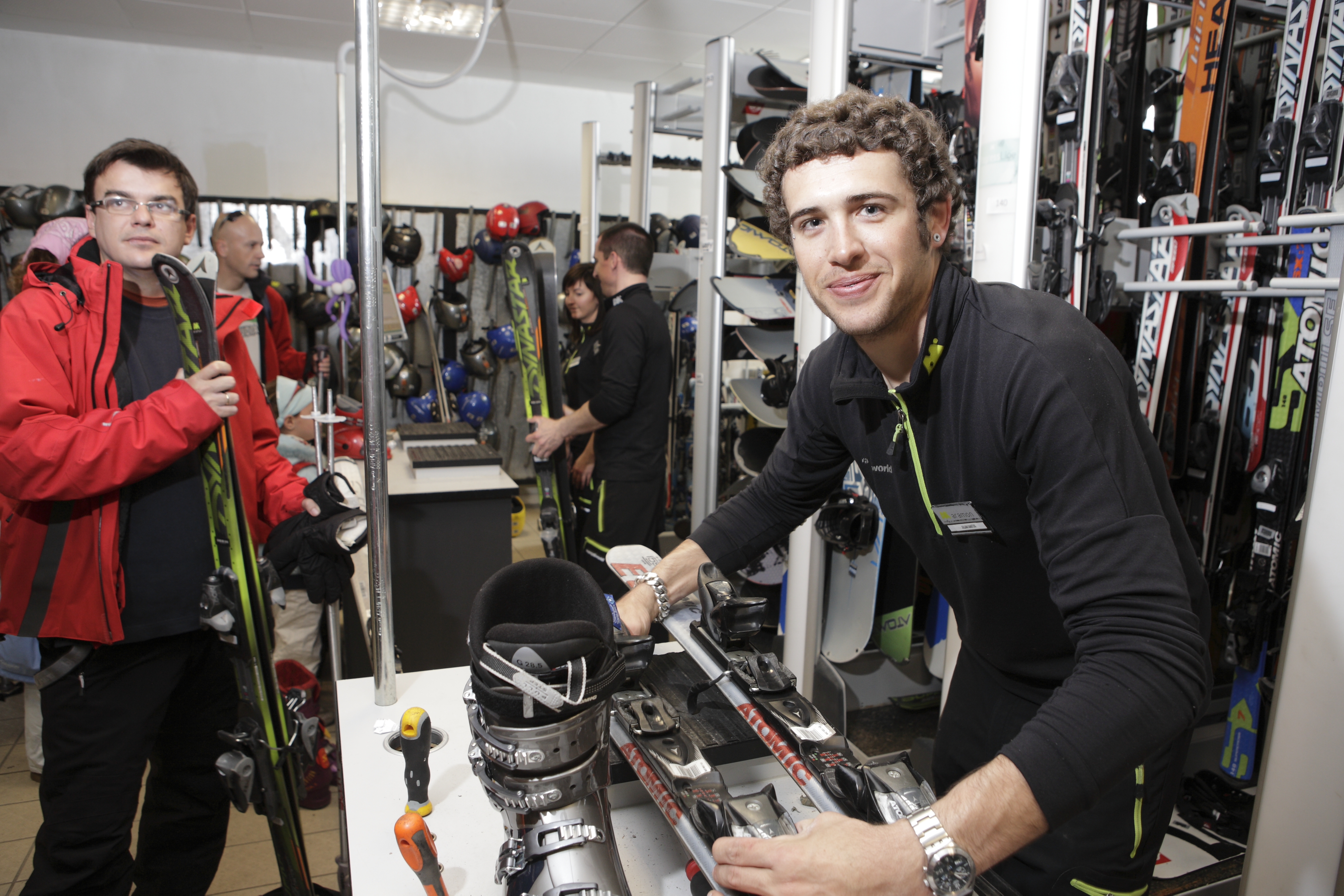 Un empleado de Aramon, al cuidado del material.