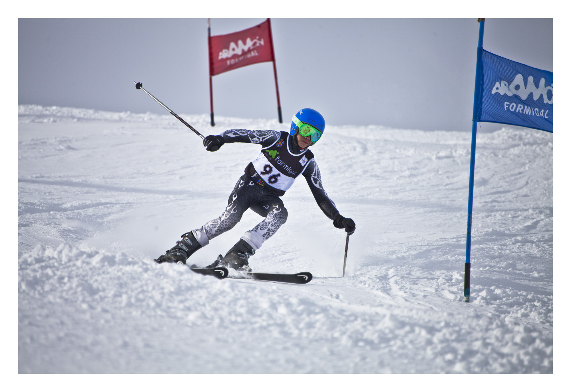 Un esquiador en el Trofeo Villa de Sallent