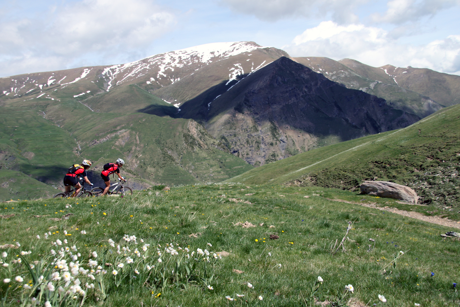 bikers en el Pirineo, realizando una de las rutas
