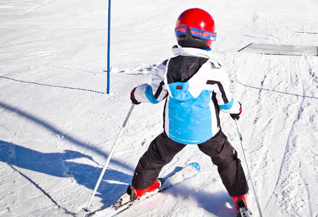 Casco-y-Accesorios-Nino-esquiando