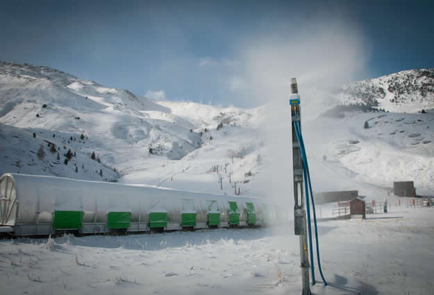 Cañones funcionando a tope en Aramon Cerler.