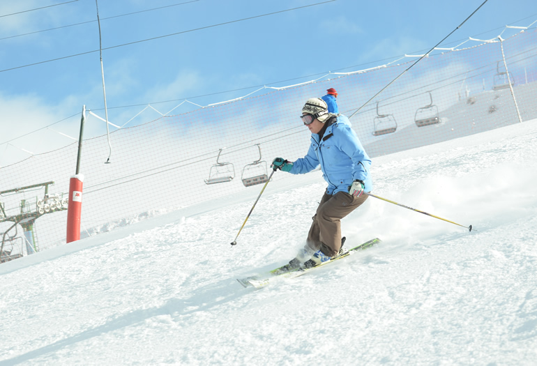 Una esquiadora en Panticosa, donde los aficionados pueden poner a prueba sus fuerzas con el descenso desde La Bandera hasta el pueblo, Son más de 1.100 metros de desnivel 