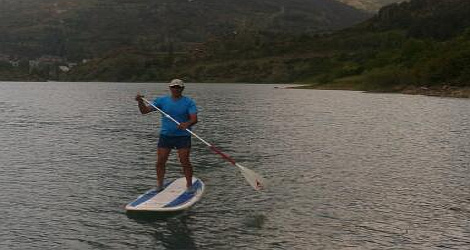 En el embarcadero Suscalar, situado en el embalse de Lanuza, se puede practicar pádel surf