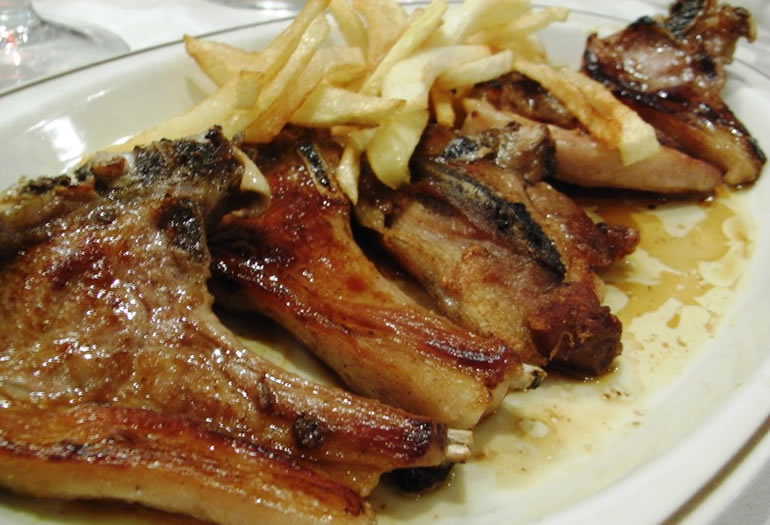 El ternasco está Desde 1989 está considerada como la mejor carne de cordero, que se sigue criando con leche materna y cereales seleccionados y respetando una tradición rural centenaria.