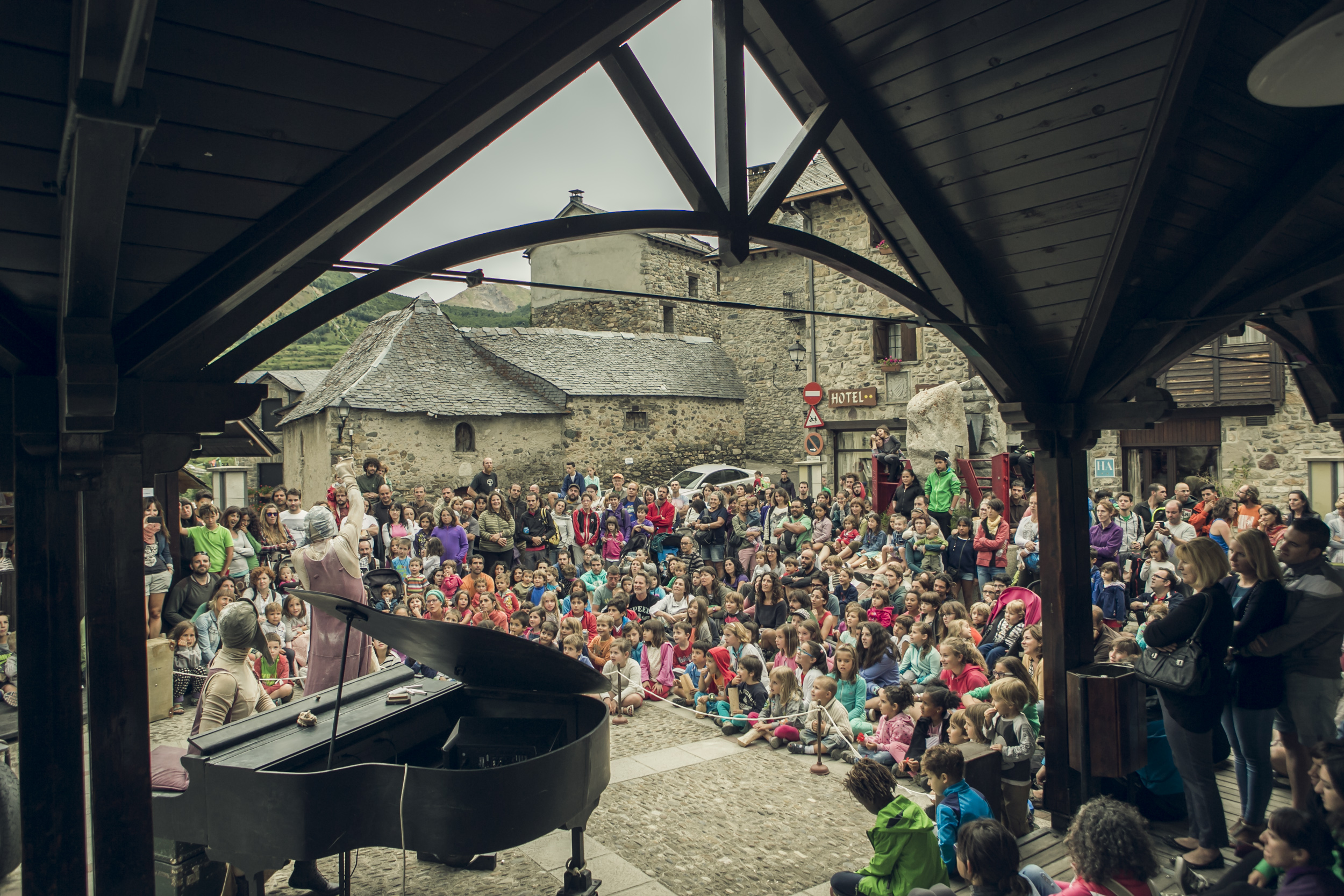 Además de los conciertos en Lanuza, también se organizan actividades paralelas para un público familiar, los mercados del mundo y conciertos entre semana en el escenario de Sallent de Gállego. Foto: Pirineos Sur/Jorge Fuembuena