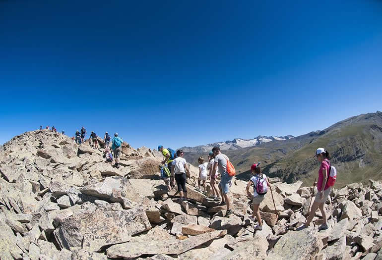 Excursionistas participando en la actividad 'Conviértete en montañero' de Cerler
