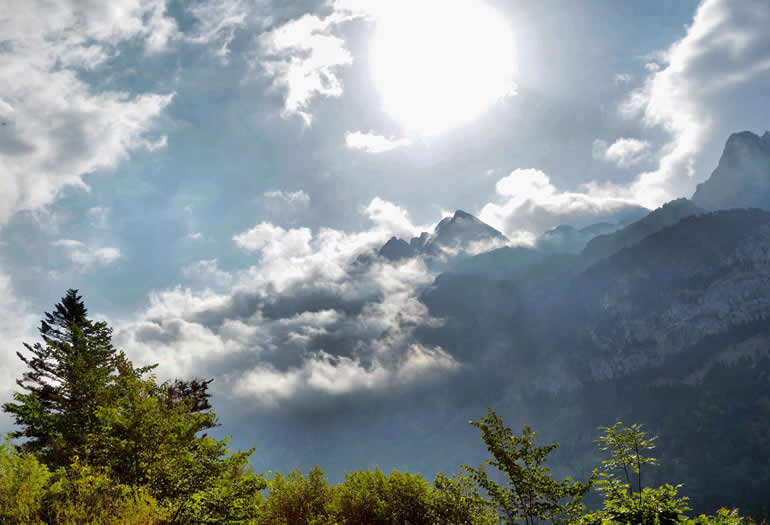 Nubes mañaneras en el valle de Benasque. Foto: Jorge Mayoral