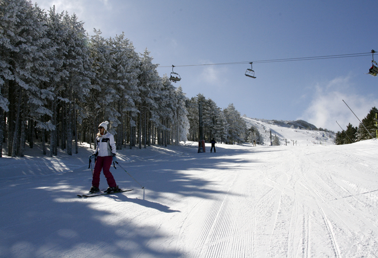 Una esquiadora disfrutando de las pistas de Javalambre