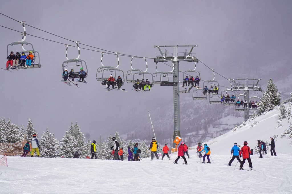 grupo de esquiadores en ceroer