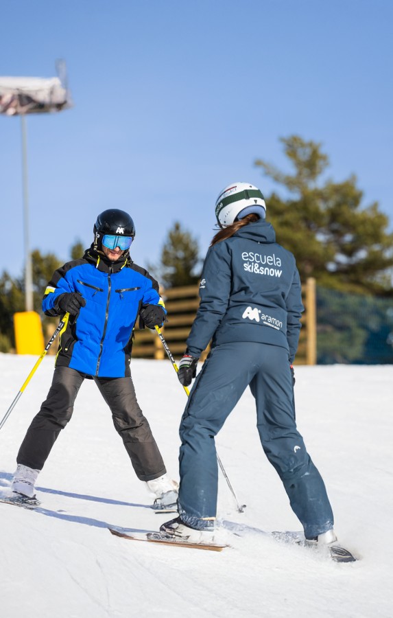 Dos personas en esqui sobre la nieve