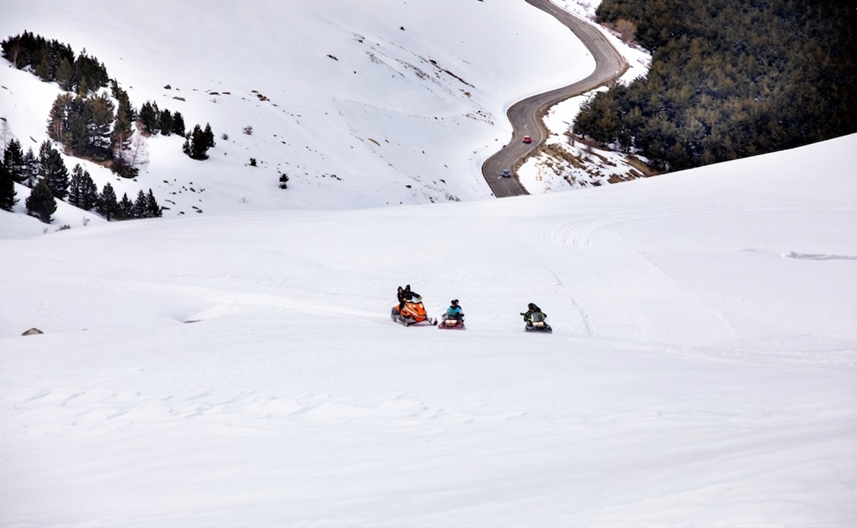 No esquiadores en Cerler - Motos de nieve | Estación de esquí de Cerler